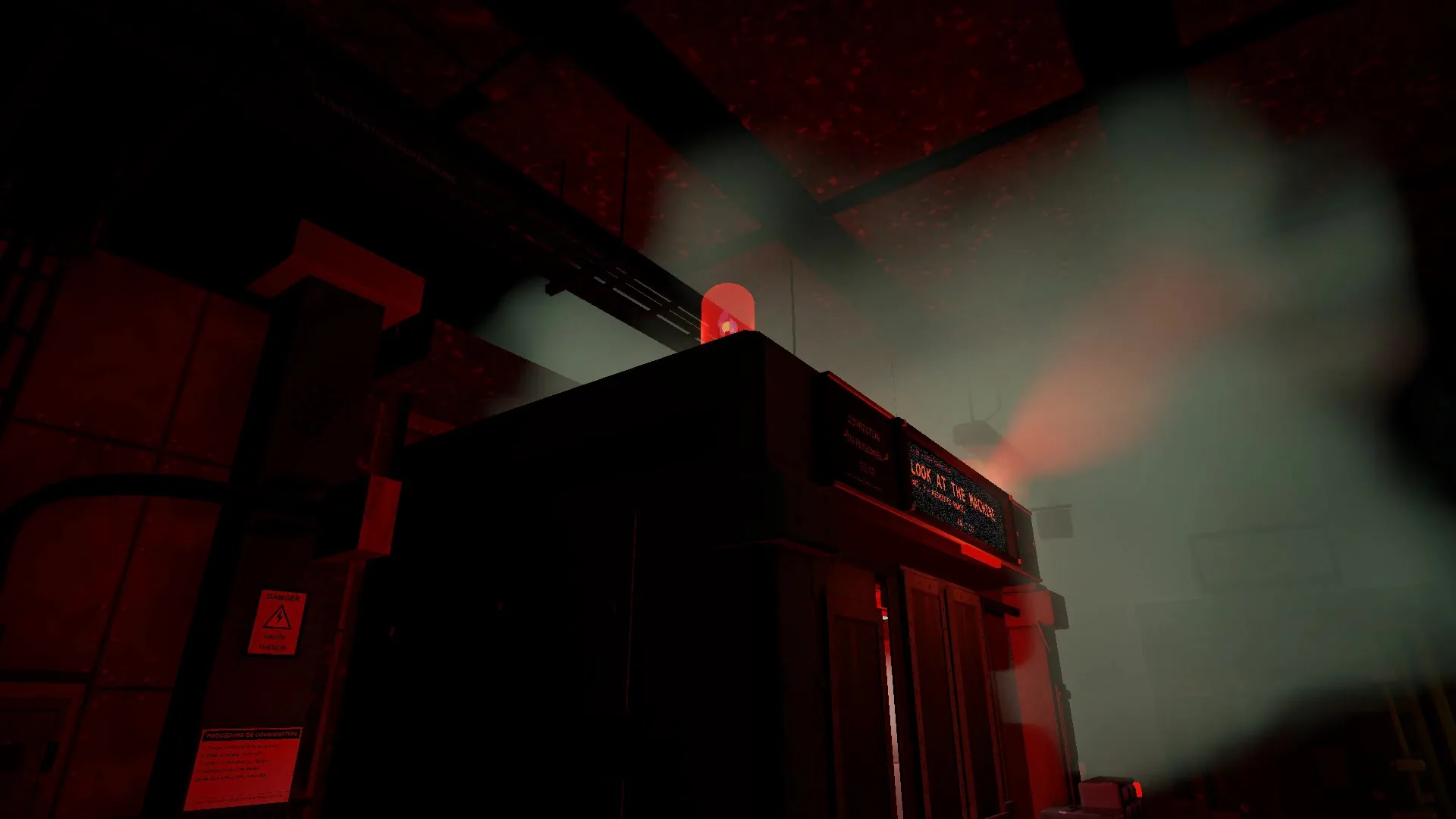 Un gyrophare rouge tourne au-dessus d’une cabine fermée dans un nuage de gaz.