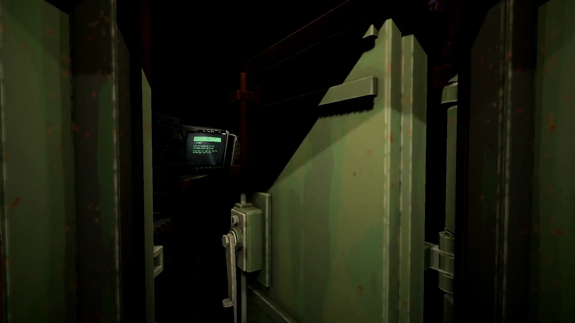 La porte du poste s’entrouvre sur une salle sombre où luit un écran vert.